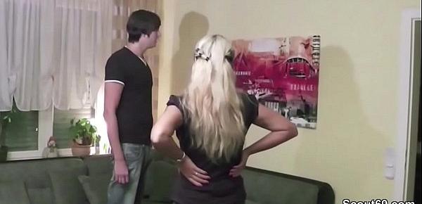 Geile MILF fickt den Nachbarsjungen mit dem riesen Schwanz